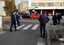 本社周辺の清掃活動の様子